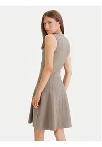 Guess Sukienka codzienna W6GK53 Z0658 Zielony Regular Fit. Okazja: na co dzień. Kolor: zielony. Materiał: wiskoza. Typ sukienki: proste. Styl: casual #3