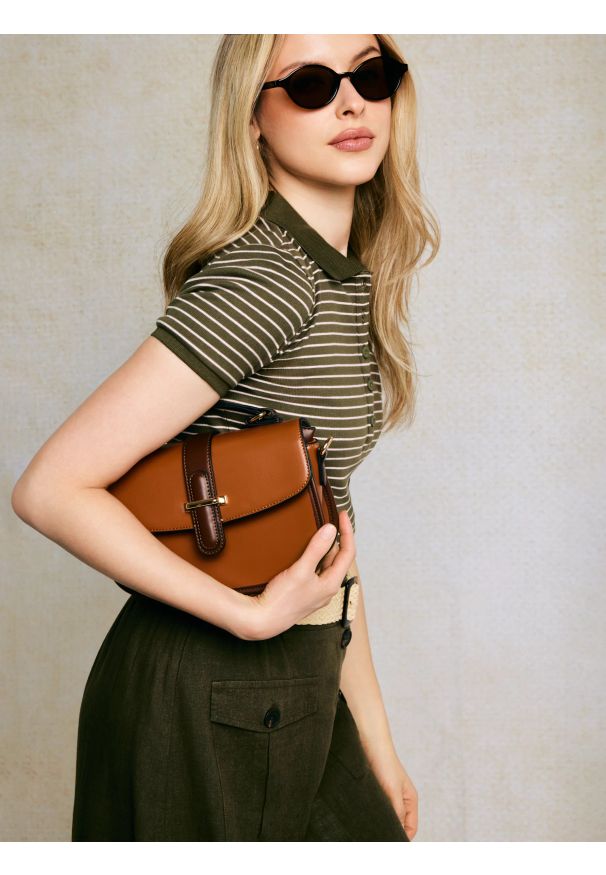 Big-Star - Koszulka damska polo slim w paski khaki Rellma 303. Typ kołnierza: polo. Kolor: zielony. Materiał: materiał, bawełna, dzianina, włókno, prążkowany. Wzór: paski. Styl: militarny, elegancki, klasyczny