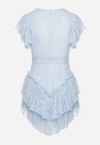 Born2be - Jasnoniebieski Taliowany Koronkowy Kombinezon z Ażurowymi Wstawkami i Falbanami Tinarosi. Okazja: na co dzień. Kolor: niebieski. Materiał: koronka. Wzór: ażurowy. Styl: elegancki, casual #7