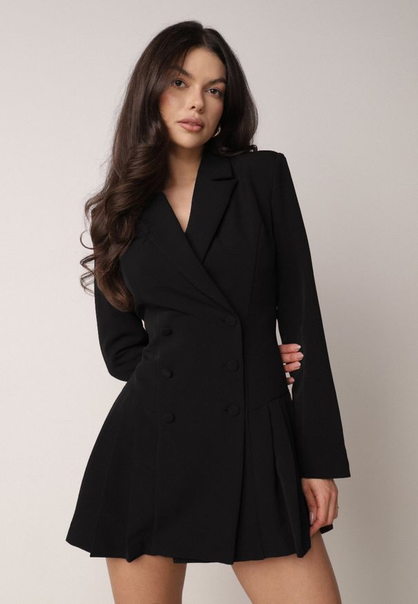 Born2be - Czarna Sukienka o Kroju Marynarki VICES z Poduszkami w Ramionach Serlina. Okazja: na co dzień. Kolor: czarny. Styl: casual, klasyczny, elegancki