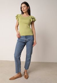 Born2be - Zielona Bawełniana Bluzka o Prostym Kroju z Krótkim Rękawem z Falbanek Himoni. Okazja: do pracy, na co dzień. Typ kołnierza: kołnierz z falbankami. Kolor: zielony. Materiał: bawełna. Długość rękawa: krótki rękaw. Długość: krótkie. Styl: elegancki, klasyczny, casual #3