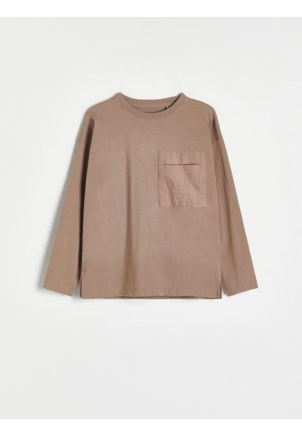 Reserved - Longsleeve oversize z kieszenią - brązowy. Kolor: brązowy. Materiał: dzianina, bawełna. Długość rękawa: długi rękaw
