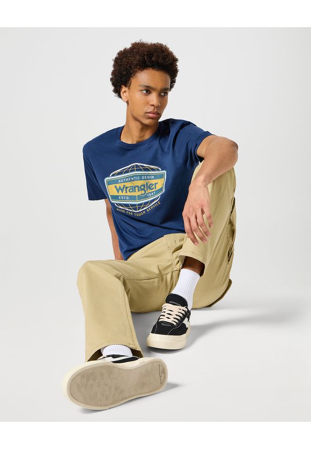 Wrangler - WRANGLER MĘSKIE SPODNIE MATERIAŁOWE WRANGLER CASEY JONES CARGO REGULAR SADDLE 112356844. Materiał: materiał