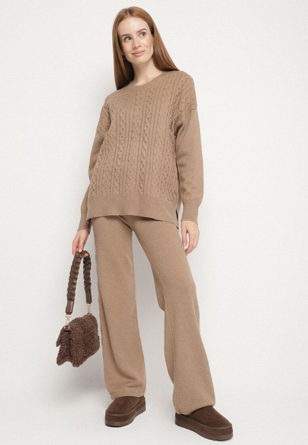 Born2be - Ciemnobeżowy Komplet Dzianinowy z Bawełną i Wełną Spodnie i Warkoczowy Sweter Errela. Kolor: beżowy. Materiał: dzianina, bawełna, wełna