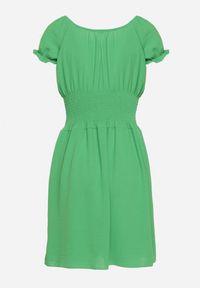 Born2be - Zielona Rozkloszowana Sukienka Typu Hiszpanka z Gumką w Pasie Tiadella. Okazja: na co dzień. Typ kołnierza: dekolt hiszpanka. Kolor: zielony. Długość rękawa: krótki rękaw. Sezon: wiosna, lato. Typ sukienki: proste. Styl: casual, elegancki #5