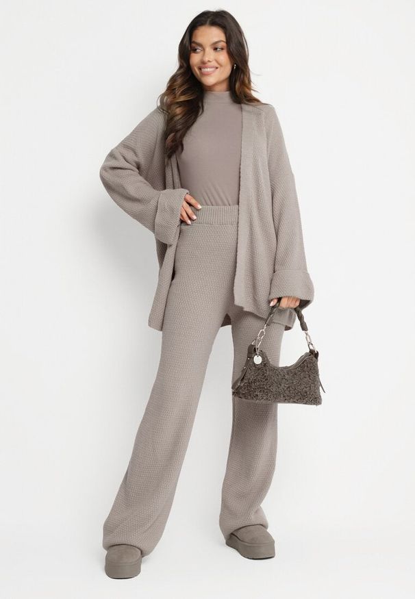 Born2be - Beżowy Dzianinowy Komplet ze Spodniami z Szeroką Nogawką i Kardiganem z Wiązanym Paskiem Edalinna. Kolor: beżowy. Materiał: dzianina