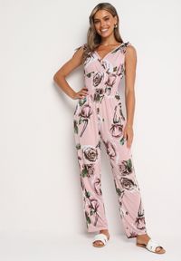 Born2be - Jasnoróżowy Taliowany Kombinezon w Kwiaty z Długimi Nogawkami Renivia. Okazja: na co dzień. Kolor: różowy. Długość: długie. Wzór: kwiaty. Styl: casual, street #1