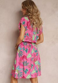 Renee - Różowa Rozkloszowana Sukienka Mini z Gumką w Talii z Wiskozy w Kwiaty Miola. Kolor: różowy. Materiał: wiskoza. Długość rękawa: bez rękawów. Wzór: kwiaty. Sezon: lato, wiosna. Długość: mini #4