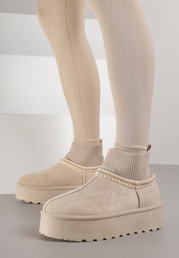 Renee - Beżowe Śniegowce VICES na Platformie ze Skarpetkową Cholewką i Haftem Ebentia. Kolor: beżowy. Materiał: dzianina, puch, jeans. Szerokość cholewki: normalna. Wzór: haft. Sezon: zima. Obcas: na platformie