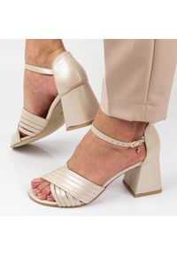 DEONI - Beżowe skórzane POLSKIE sandały damskie z zakrytą piętą na słupku DEON. Kolor: beżowy. Materiał: skóra. Obcas: na słupku #1