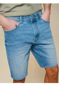 Sinsay - Jeansowe szorty slim fit z kieszeniami - niebieski. Kolor: niebieski. Materiał: jeans #1