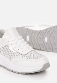 Born2be - Białe Sneakersy Ozdobione Cyrkoniami Marecia. Kolor: biały. Wzór: aplikacja #3