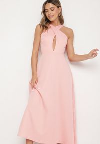 Born2be - Różowa Rozkloszowana Sukienka z Wiskozą i Dekoltem Typu Halter Dolienna. Typ kołnierza: dekolt halter. Kolor: różowy. Materiał: wiskoza. Typ sukienki: rozkloszowane. Styl: elegancki