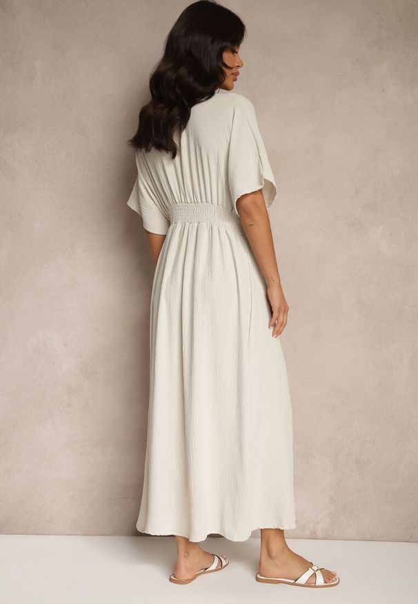 Renee - Jasnobeżowa Sukienka z Bawełną i Marszczoną Górą Filaviela. Okazja: na spacer, na co dzień. Typ kołnierza: dekolt w serek. Kolor: beżowy. Materiał: bawełna. Długość rękawa: krótki rękaw. Sezon: lato. Styl: casual