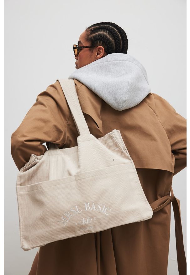 Marsala - Torba typu shopper bag wykonana ze sztruksu w kolorze CLASSIC BEIGE - MRSL BASIC CLUB-UNI. Kolor: beżowy. Wzór: haft. Dodatki: z haftem. Styl: elegancki