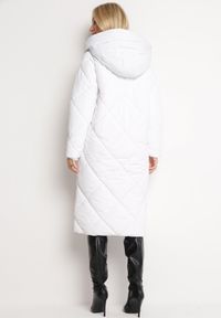 Born2be - Biała Kurtka Płaszcz z Geometrycznym Pikowaniem Johnatta. Kolor: biały. Wzór: geometria #2