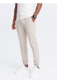 Ombre Clothing - Męskie spodnie dresowe ze strukturalnej dzianiny - jasnobeżowe V1 - Rozmiar: L. Kolor: beżowy. Materiał: dresówka, dzianina. Wzór: melanż, aplikacja, ze splotem. Styl: elegancki