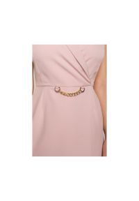 Sukienki.shop - Sukienka żakietowa ołówkowa kopertowa mini bez rękawów róż. Kolor: różowy. Długość rękawa: bez rękawów. Typ sukienki: kopertowe, ołówkowe. Styl: elegancki, klasyczny, wizytowy. Długość: mini #4