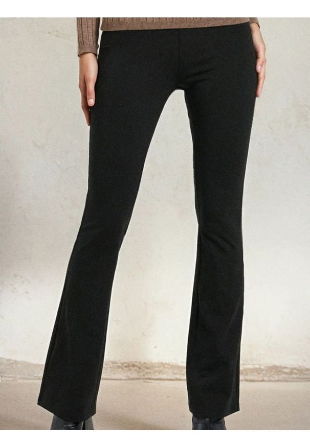 Sinsay - Spodnie flare - czarny. Kolor: czarny