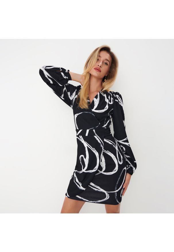Mohito - Kopertowa sukienka mini - Czarny. Kolor: czarny. Typ sukienki: kopertowe. Długość: mini