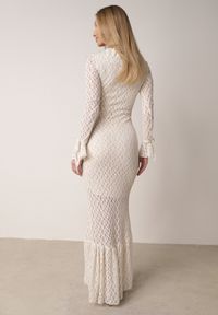 Born2be - Beżowa Koktajlowa Sukienka Koronkowa z Dekoltem V i Falbanami Frevina. Okazja: na komunię, na wesele, na ślub cywilny. Typ kołnierza: dekolt w kształcie V. Kolor: beżowy. Materiał: koronka. Wzór: koronka. Styl: wizytowy #4