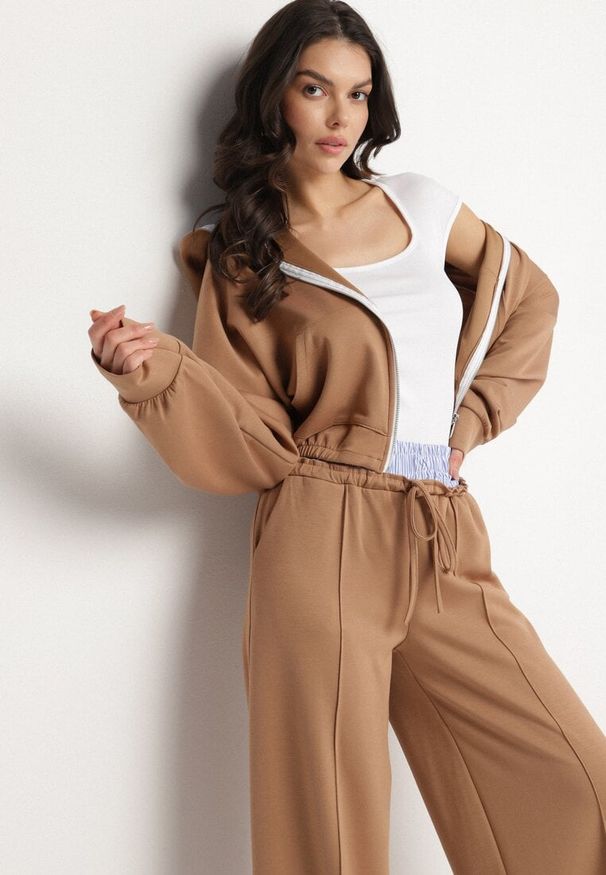 Born2be - Brązowy Komplet Dresowy z Wiskozą Bluza z Kapturem i Szerokie Spodnie Lanriva. Kolor: brązowy. Materiał: wiskoza, dresówka. Wzór: gładki