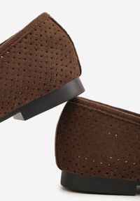 Born2be - Brązowe Mokasyny z Imitacji Zamszu z Ozdobną Perforacją i Frędzlami Yenone. Okazja: na co dzień, na spotkanie biznesowe, do pracy. Kolor: brązowy. Materiał: zamsz. Styl: casual, biznesowy, klasyczny #9