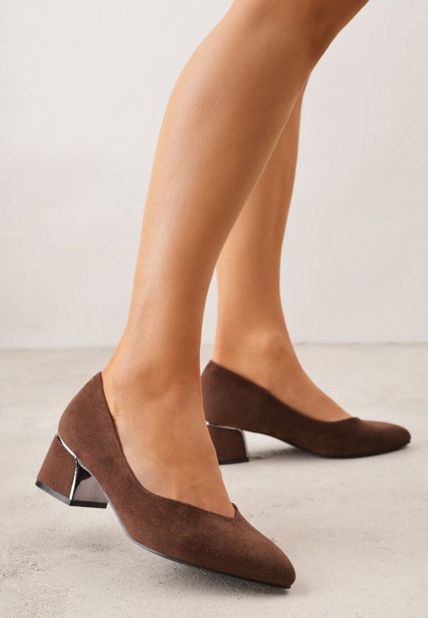 Renee - Brązowe Czółenka Vices na Słupku z Imitacji Zamszu z Wkładką ze Skóry Naturalnej z Metaliczną Ozdobą Mixin. Okazja: na spotkanie biznesowe, do pracy. Kolor: brązowy. Materiał: zamsz, skóra. Wzór: aplikacja. Obcas: na słupku. Styl: biznesowy, elegancki