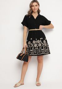 Born2be - Czarna Bawełniana Sukienka Koszulowa o Rozkloszowanym Kroju z Paskiem i Haftem Nalione. Okazja: na co dzień, na imprezę. Typ kołnierza: kołnierzyk klasyczny. Kolor: czarny. Materiał: bawełna. Długość rękawa: krótki rękaw. Wzór: haft. Typ sukienki: koszulowe. Styl: klasyczny, casual, elegancki #7