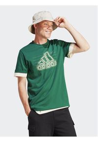 Adidas - adidas T-Shirt Growth Badge Graphic IN6262 Zielony Regular Fit. Kolor: zielony. Materiał: bawełna