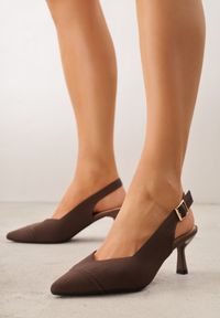 Renee - Brązowe Czółenka Slingback VICES z Tkaniny na Niskim Obcasie z Wkładką Soft-Pillow Orinysha. Okazja: na co dzień, do pracy, na spotkanie biznesowe. Nosek buta: szpiczasty. Zapięcie: pasek. Kolor: brązowy. Szerokość cholewki: normalna. Materiał: tkanina. Obcas: na obcasie. Styl: casual, biznesowy, elegancki. Wysokość obcasa: niski #1