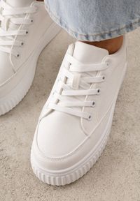 Renee - Białe Chunky Sneakersy na Tłoczonej Platformie Trianne. Okazja: na spacer, na co dzień. Zapięcie: sznurówki. Kolor: biały. Materiał: jeans. Wzór: aplikacja. Obcas: na platformie. Sport: turystyka piesza #8