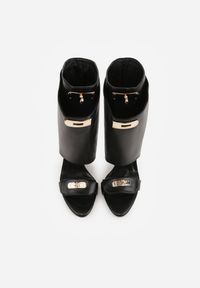 Renee - Czarne Sandały Typu Botki z Metalicznymi Klamrami Zaehlyss. Zapięcie: klamry. Kolor: czarny. Materiał: skóra, lakier. Styl: rockowy, wizytowy #3