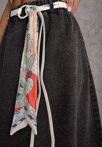 Renee - Czarna Bawełniana Spódnica Jeansowa o Rozkloszowanym Kroju z Ozdobnym Paskiem Eatiane. Okazja: na co dzień. Kolor: czarny. Materiał: bawełna, jeans. Wzór: gładki. Styl: casual #6