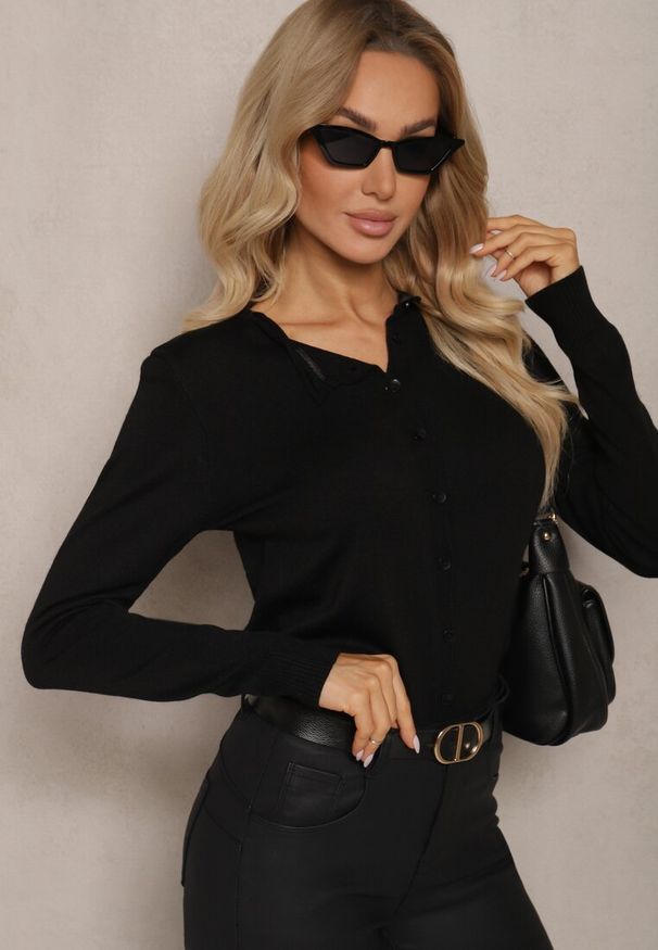 Renee - Czarny Rozpinany Kardigan Ozdobiony Ściągaczem Omelle. Typ kołnierza: dekolt w serek. Kolor: czarny. Materiał: jeans. Wzór: aplikacja. Styl: elegancki