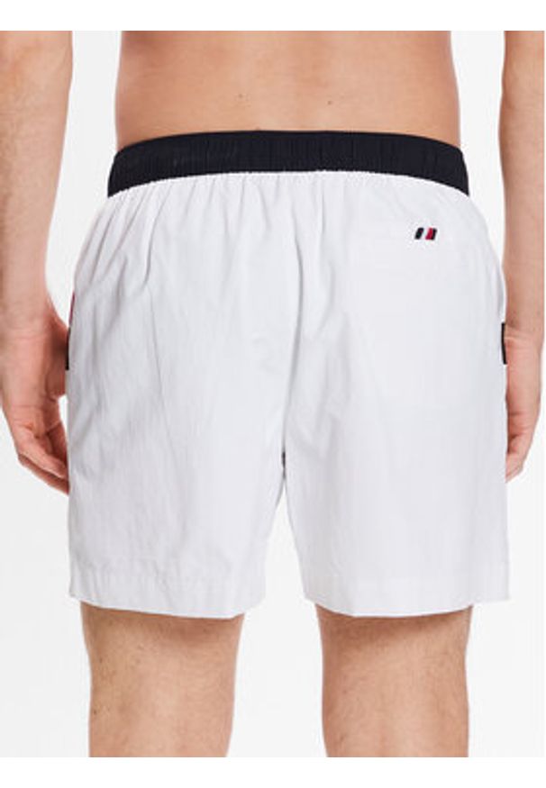 TOMMY HILFIGER - Tommy Hilfiger Szorty kąpielowe UM0UM02744 Biały Regular Fit. Kolor: biały. Materiał: syntetyk