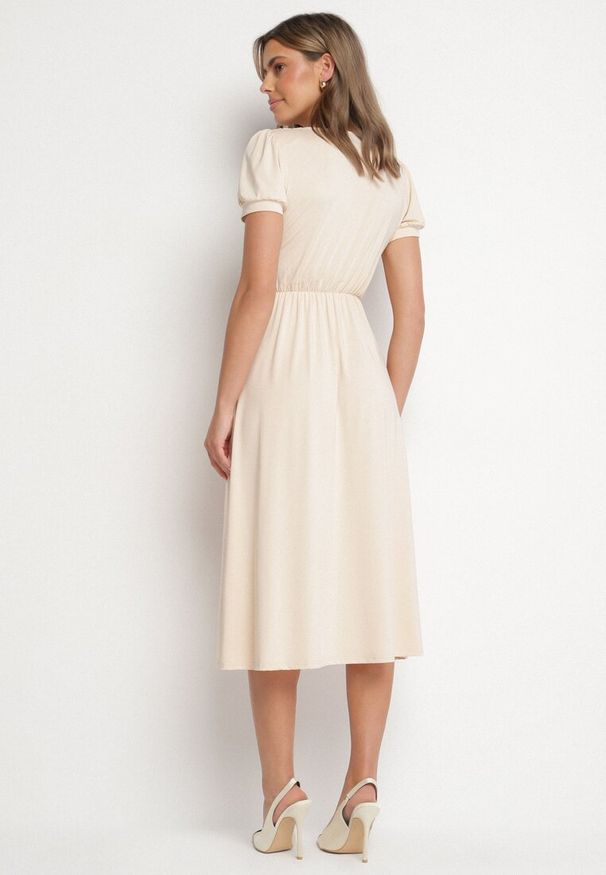 Born2be - Jasnobeżowa Sukienka Rozkloszowana z Wiskozą z Poduszkami w Ramionach Awerla. Okazja: na co dzień. Typ kołnierza: dekolt w kształcie V. Kolor: beżowy. Materiał: wiskoza. Długość rękawa: krótki rękaw. Styl: casual, elegancki, klasyczny
