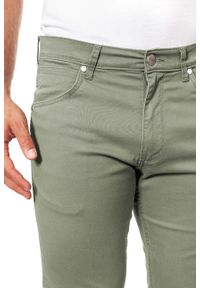 Wrangler - WRANGLER SPODNIE MĘSKIE GREENSBORO DUSTY GREEN W15QSM22A. Materiał: materiał #8