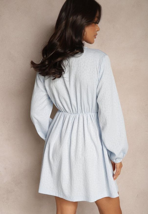 Renee - Niebieska Wiązana Rozkloszowana Sukienka z Ozdobnym Tłoczeniem Falretia. Okazja: na co dzień, na spacer. Typ kołnierza: dekolt w kształcie V. Kolor: niebieski. Typ sukienki: proste. Styl: casual, elegancki, wizytowy