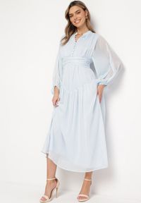 Born2be - Jasnoniebieska Długa Sukienka Koktajlowa w Stylu Retro z Plisami i Stójką Leowia. Typ kołnierza: kołnierzyk stójkowy. Kolor: niebieski. Styl: wizytowy, retro. Długość: maxi #2