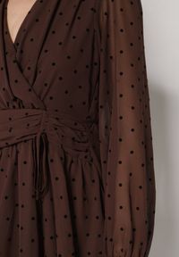 Born2be - Ciemnobrązowa Sukienka o Rozkloszowanym Kroju w Kropki Liasetia. Okazja: na co dzień. Kolor: brązowy. Wzór: kropki. Styl: klasyczny, casual #3