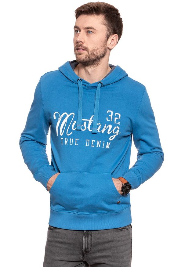 Mustang - MUSTANG BLUZA Logoprint Hoodie DEEP WATER 1007259 5392. Typ kołnierza: kaptur. Wzór: nadruk