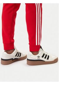 Adidas - adidas Spodnie dresowe 3-Stripes KE3560 Czerwony Slim Fit. Kolor: czerwony. Materiał: syntetyk #5