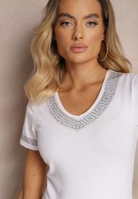 Renee - Biały T-shirt Zdobiony Cyrkoniami przy Dekolcie i Rękawach z Bawełny Nellseana. Okazja: na co dzień. Kolor: biały. Materiał: bawełna. Wzór: aplikacja. Styl: casual