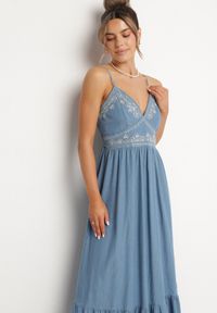 Born2be - Niebieska Sukienka Bawełniana Denimowa o Rozkloszowanym Kroju z Ozdobnym Haftem Aslio. Kolor: niebieski. Materiał: bawełna. Długość rękawa: na ramiączkach. Wzór: haft. Typ sukienki: rozkloszowane. Styl: klasyczny #3