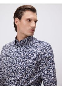 Reserved - Koszula slim fit w drobne kwiaty - granatowy. Kolor: niebieski. Materiał: tkanina, bawełna. Wzór: kwiaty #1