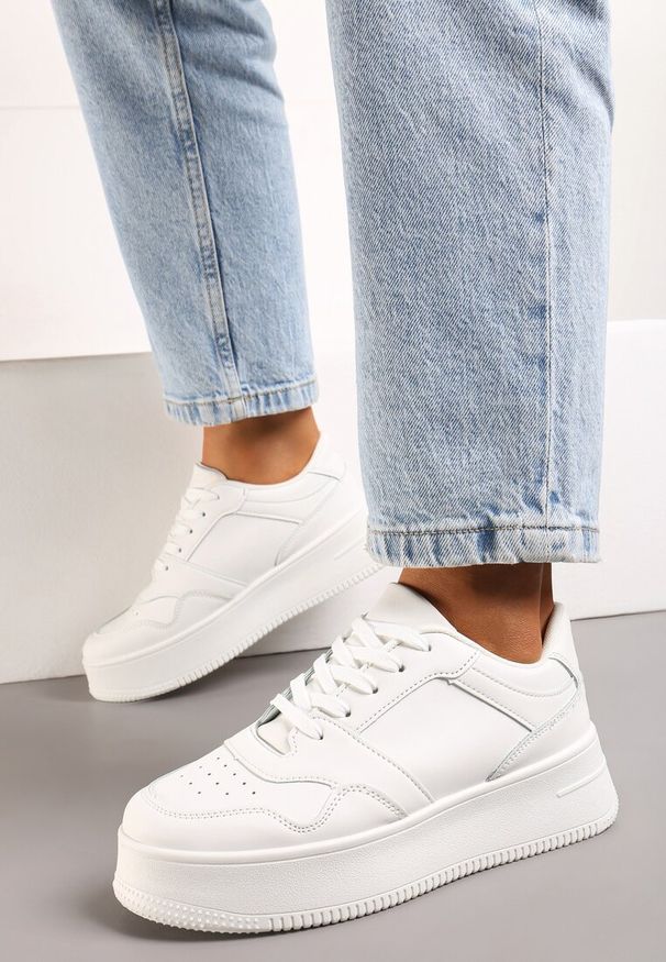 Renee - Białe Sneakersy z Cholewką przed Kostkę na Platformie Liciana. Okazja: na co dzień. Wysokość cholewki: przed kostkę. Nosek buta: okrągły. Zapięcie: sznurówki. Kolor: biały. Materiał: jeans, skóra. Szerokość cholewki: normalna. Obcas: na platformie