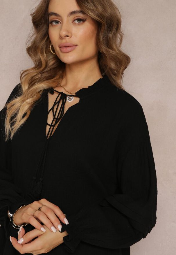 Renee - Czarna Sukienka Mini z Bawełny z Ozdobnymi Rękawami i Wiązaniem przy Dekolcie Shamika. Kolor: czarny. Materiał: bawełna. Typ sukienki: trapezowe. Długość: mini