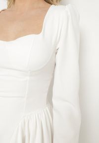 Born2be - Biała Rozkloszowana Sukienka z Usztywnianymi Miseczkami Tillimara. Kolor: biały. Typ sukienki: dopasowane #6