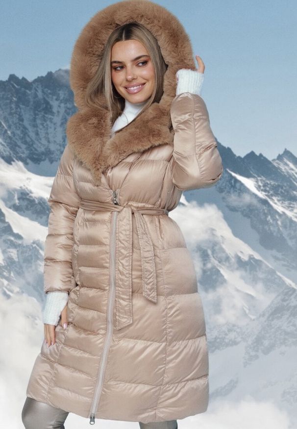 Born2be - Beżowa Pikowana Kurtka za Kolano z Ozdobnym Futerkiem Velveti. Kolor: beżowy. Materiał: futro. Wzór: aplikacja